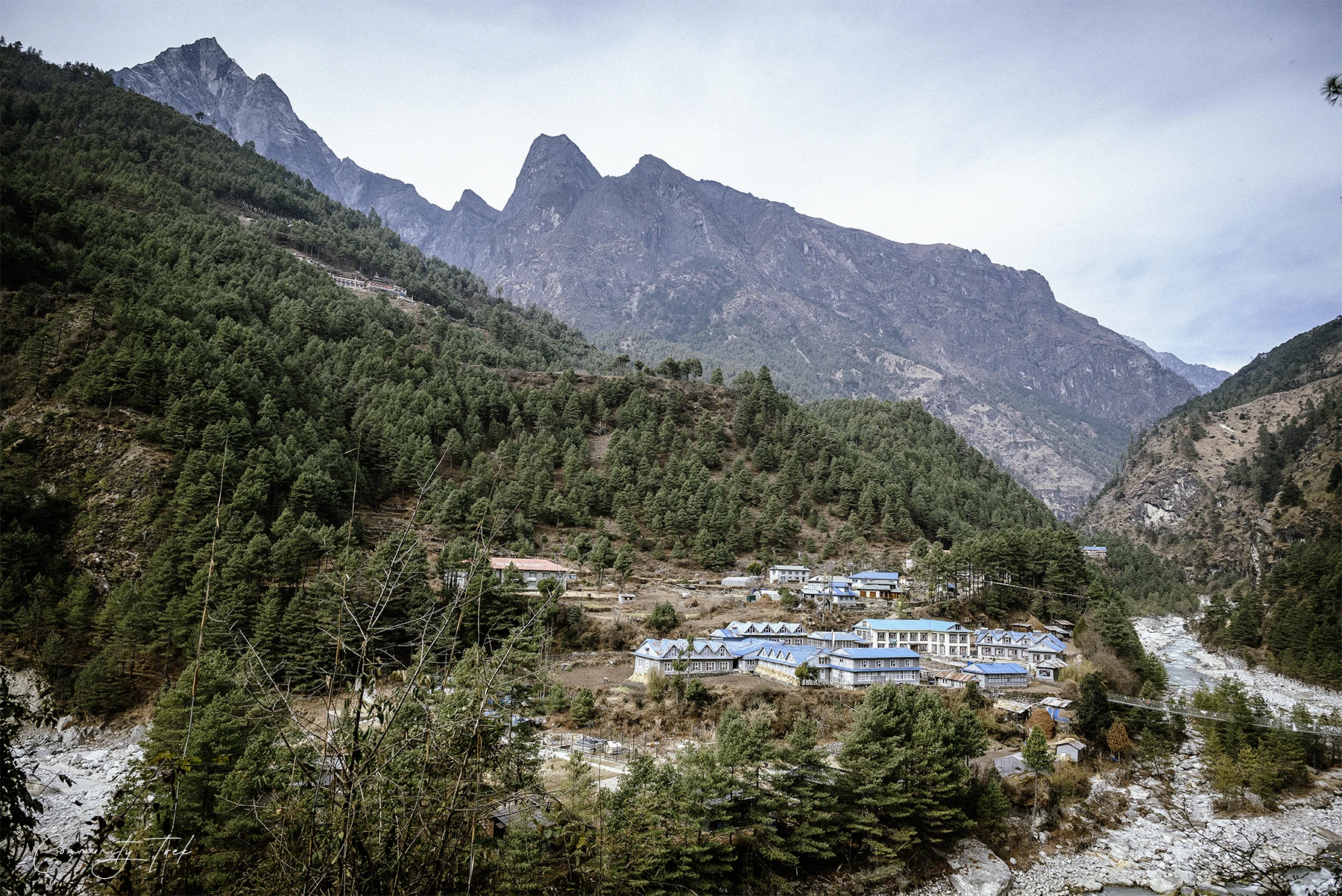 Trek to Phakding (2,610m.)